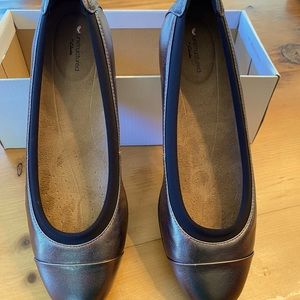 Clark’s Flats. Pebble metallic. Brand new